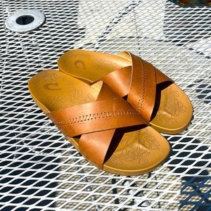 OluKai Kipe’a Olu sandals